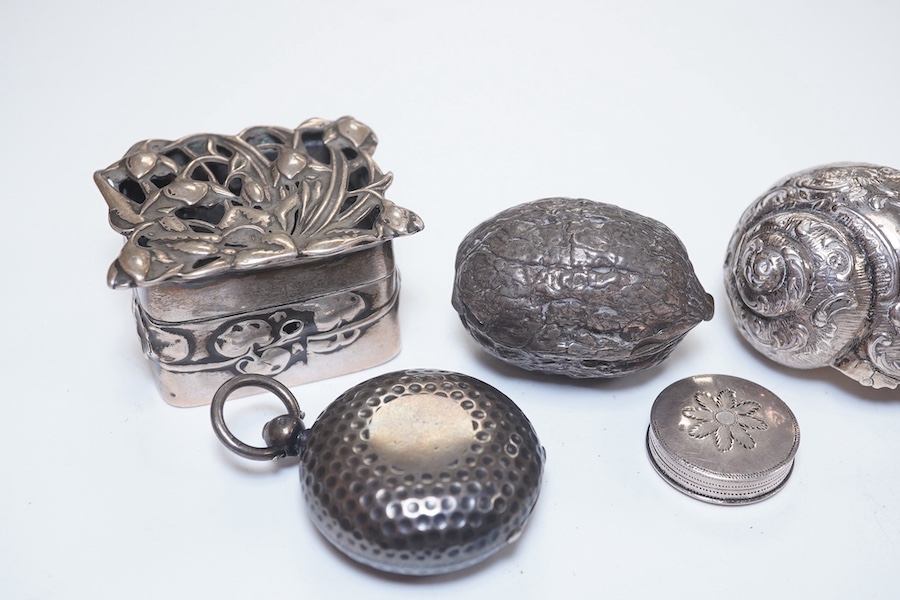 An Edwardian pierced silver small pot pourri? box by William Comyns, London, 1908, 45mm(a.f.) together with six other assorted boxes/cases including a white metal and German 800 standard and a sovereign case. Condition -